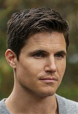 Robbie Amell Photo