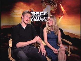 Alexander Ludwig & AnnaSophia Robb (Race to Witch Mountain)